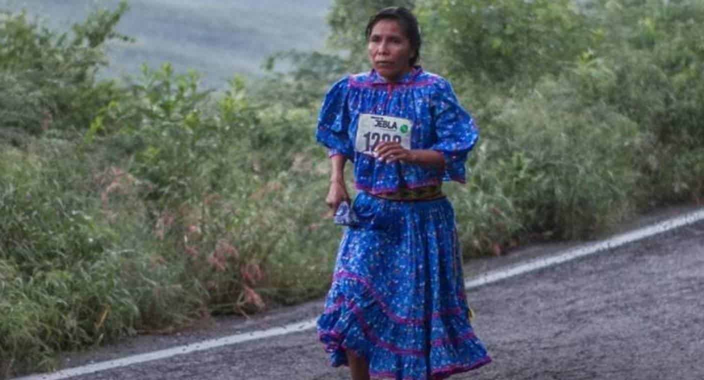 La corredora rarámuri, Isadora Rodríguez, gana maratón de 40 kilómetros con huaraches y vestido, en Tamaulipas