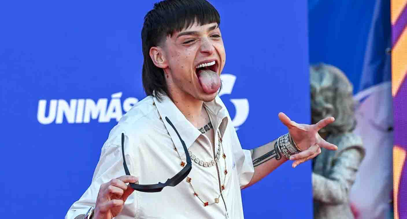 Descartan que Peso Pluma esté anexado; el cantante reaparece en Los Ángeles