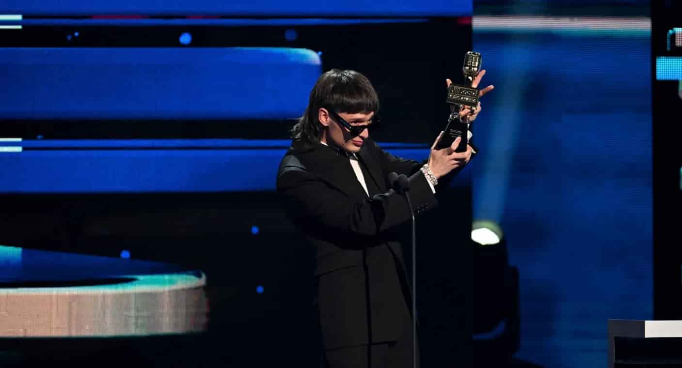 Peso Pluma se convierte en el artista más premiado en los Billboard de la Música Latina 2023