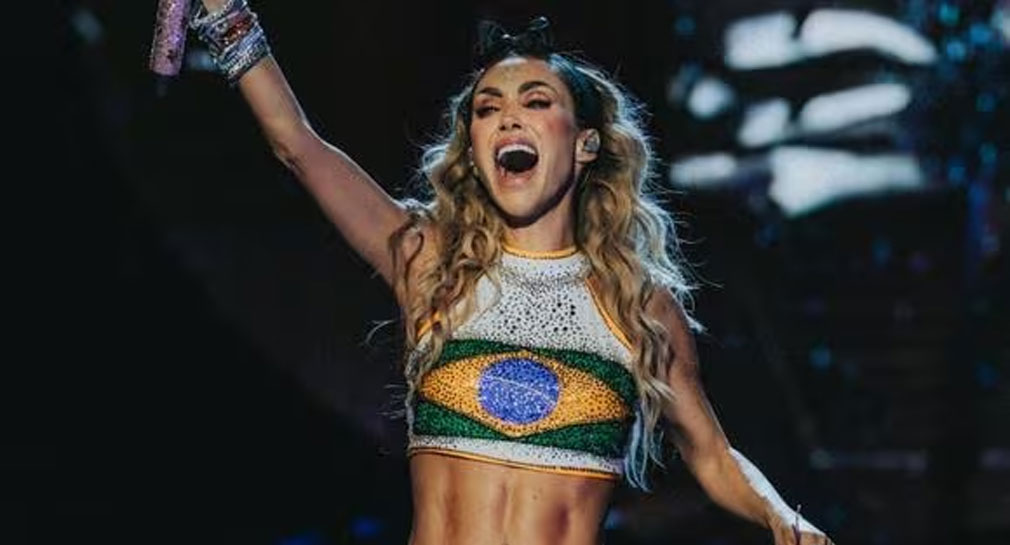 Reaparece Anahí en último show de RBD en Brasil tras hospitalización