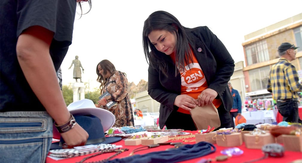Emprendedoras muestran sus productos durante IV Feria de las Mujeres en Plaza Hidalgo de Hermosillo