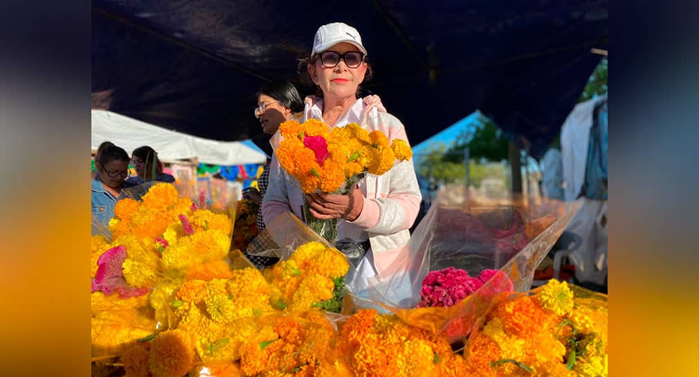 María del Carmen Ahumada vende flores de cempasúchil, de productores locales, desde hace 30 años en el Panteón Municipal de Hermosillo