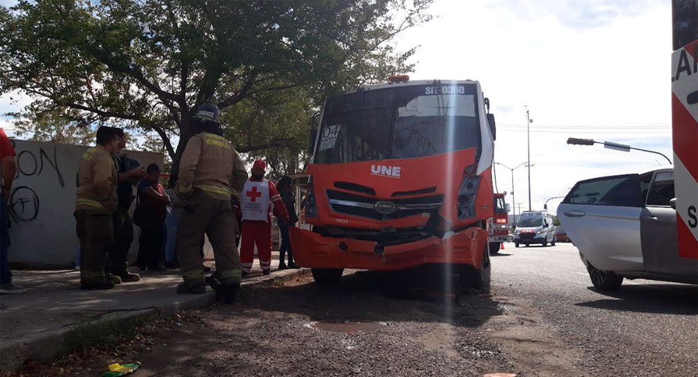 Choque entre 2 camiones urbanos deja 20 lesionados al sur de Hermosillo