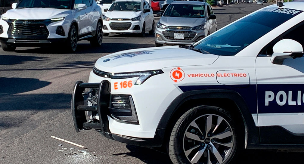 Choca vehículo contra patrulla eléctrica de Policía de Hermosillo en colonia Isssteson Centenario, conductora se habría pasado el alto