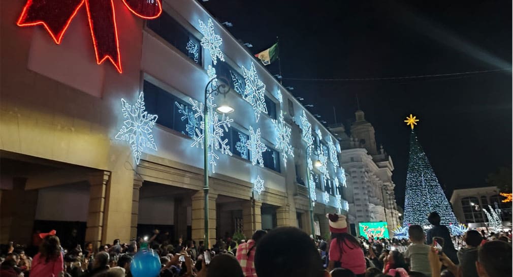 Disfrutan cientos de hermosillenses encendido de árbol y decoración navideña en Plaza Zaragoza