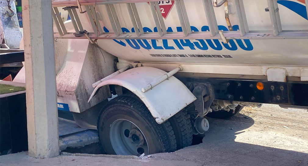 Cae pipa de gas LP a registro de CFE en bulevar García Morales de Hermosillo, obstruye tránsito por media hora