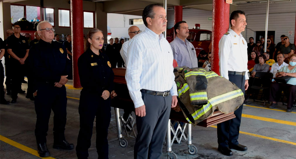 Rinden guardia de honor a Alejandro Duarte, bombero de Hermosillo que falleció hace unos días
