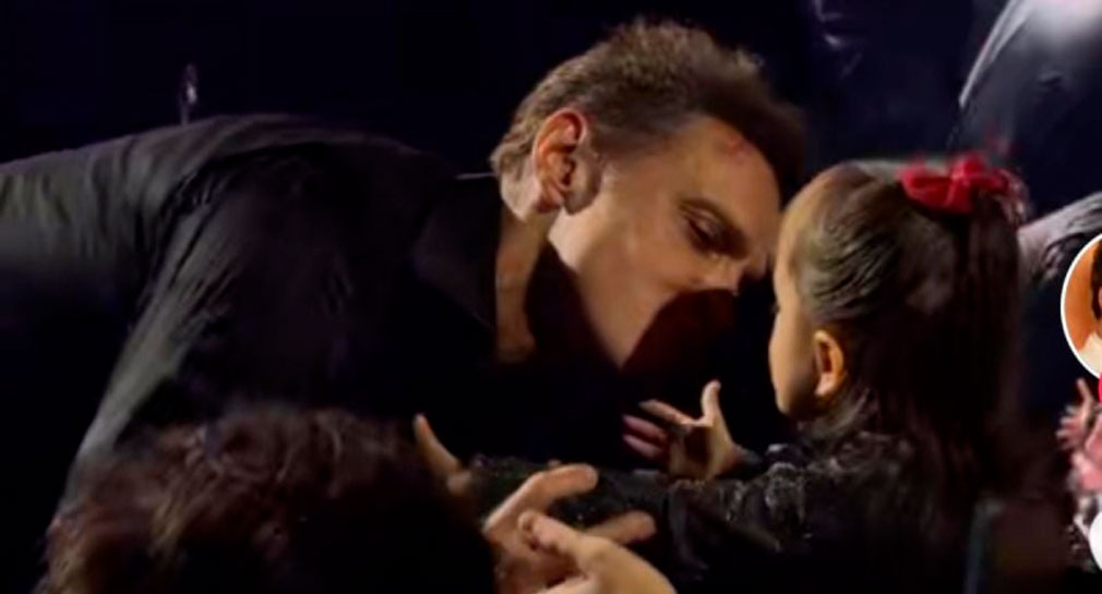 Critican a Luis Miguel por besar a niña durante concierto en la CDMX (VIDEO)