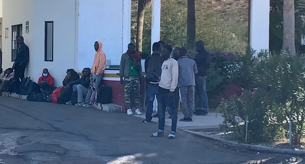 Ibrahim y Hernán, migrantes de Guinea y Cuba en Hermosillo, quieren reunirse con familiares en EEUU; vienen y van, se atiende hasta 400 personas en albergue estatal