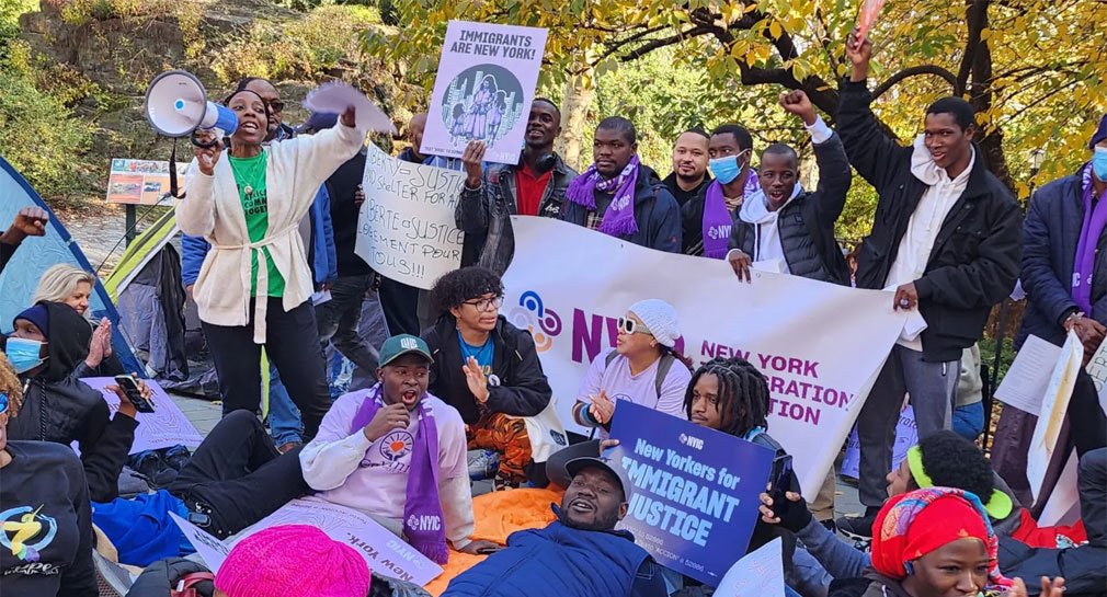 Nueva York se plantea recortar un 20 por ciento del gasto para migrantes