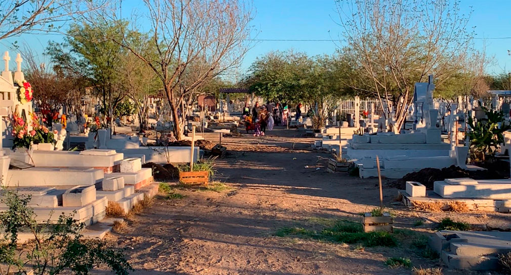 Visitan hermosillenses a sus seres queridos fallecidos en Panteón Yáñez este Día de Muertos, llaman a preservar la tradición y mantener limpias las tumbas