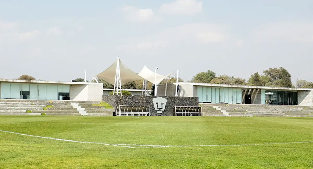 Roban uniformes de la cantera de Pumas, cubren cámaras con bolsas negras