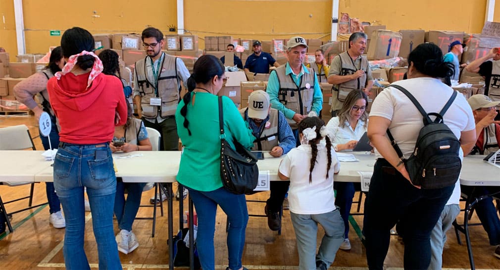 Entrega rápida y prendas resistentes destacan padres que recogieron uniformes escolares gratuitos en el CUM de Hermosillo