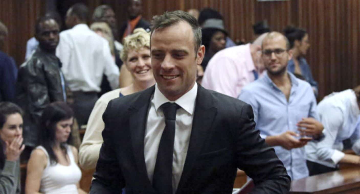 El atleta olímpico Oscar Pistorius recibe libertad condicional 10 años después de matar a su novia