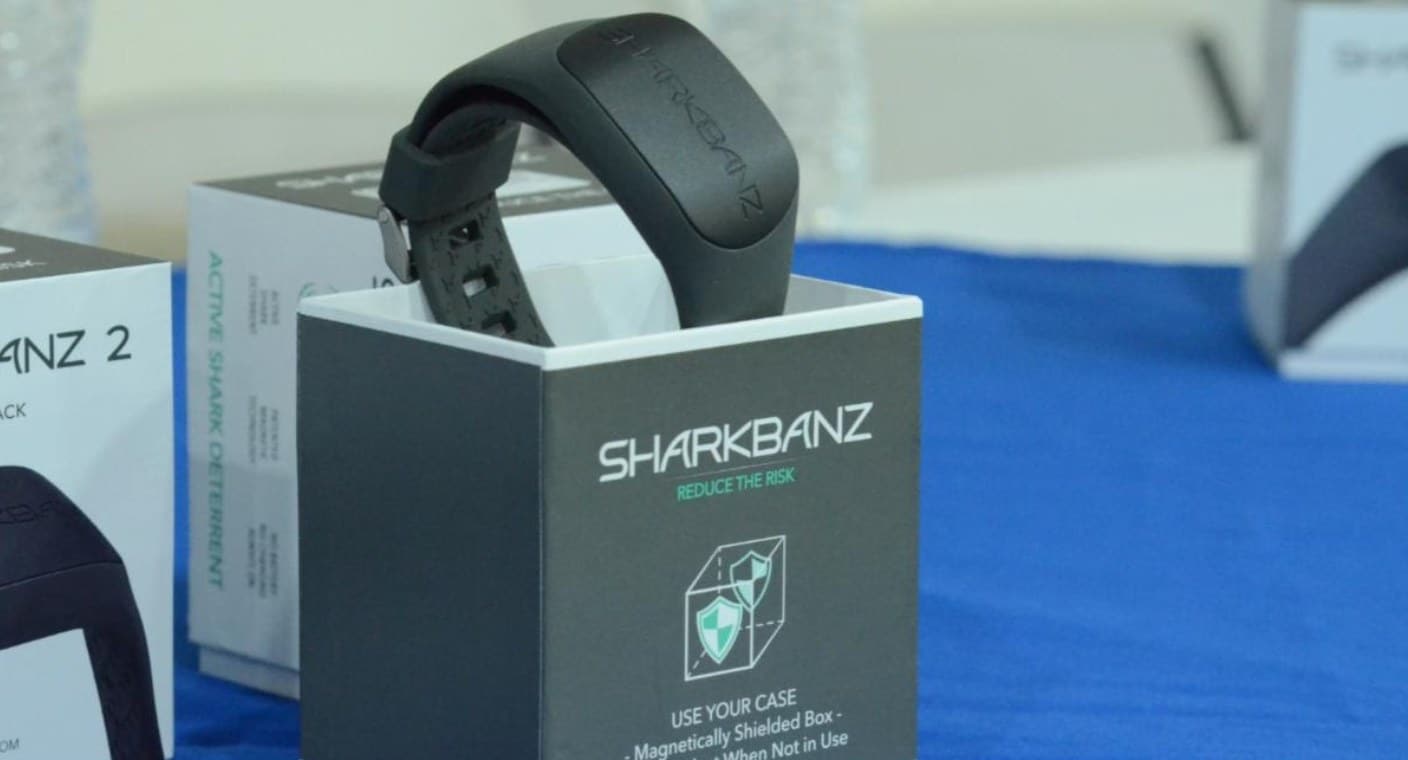Entrega Sagarhpa brazaletes antitiburón para labores de buzos y pescadores en Puerto Peñasco
