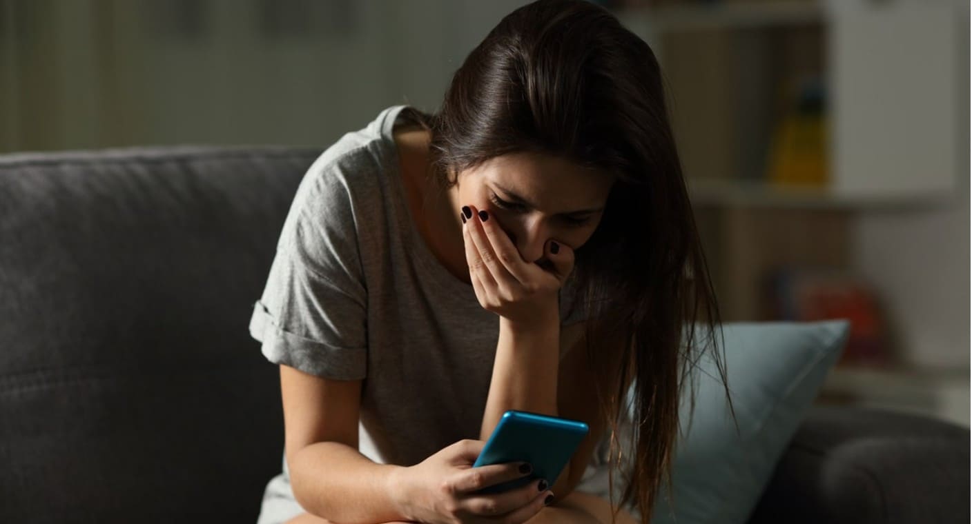 Qué es el doomscrolling y cómo evitar la adicción a noticias negativas