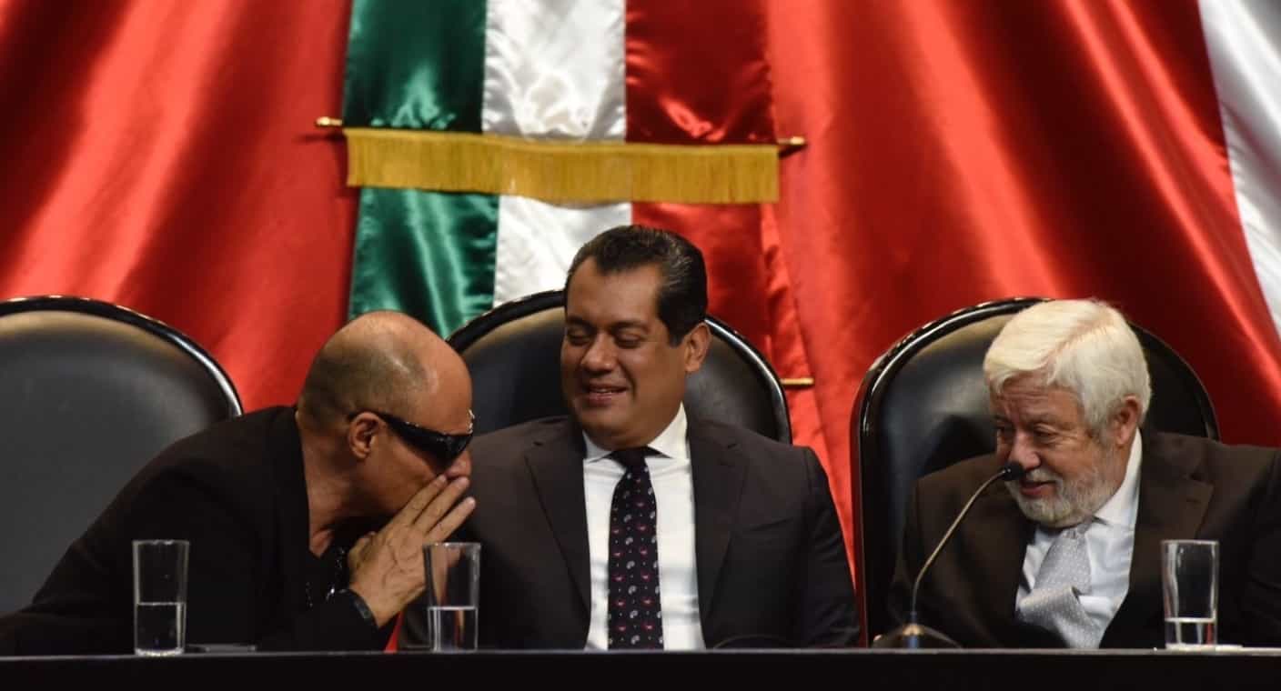 Vocalista de Caló apoya rapeando la existencia de Ovnis junto a Jaime Maussan ante Cámara de Diputado