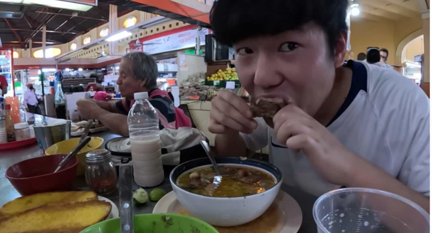 “Son los mejores tacos que he probado, ya entiendo por qué dicen que la comida de Sonora es la mejor de México”, confirma coreano mochilero en Hermosillo