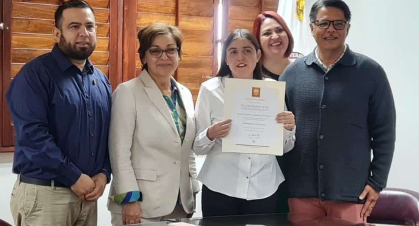 Gema Landavazo es la primera estudiante en egresar con documento en braille de la Unison