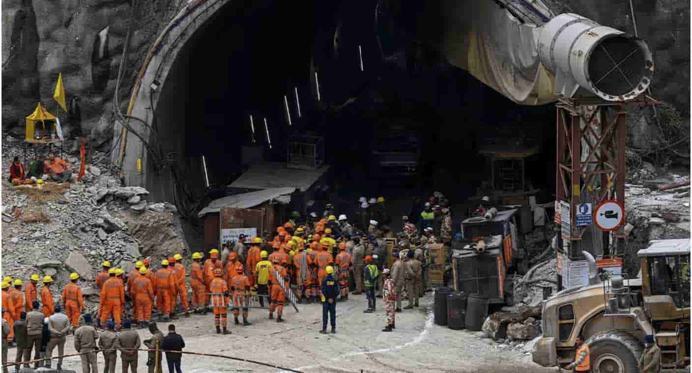 Rescatan a 41 trabajadores atrapados en un túnel en la India