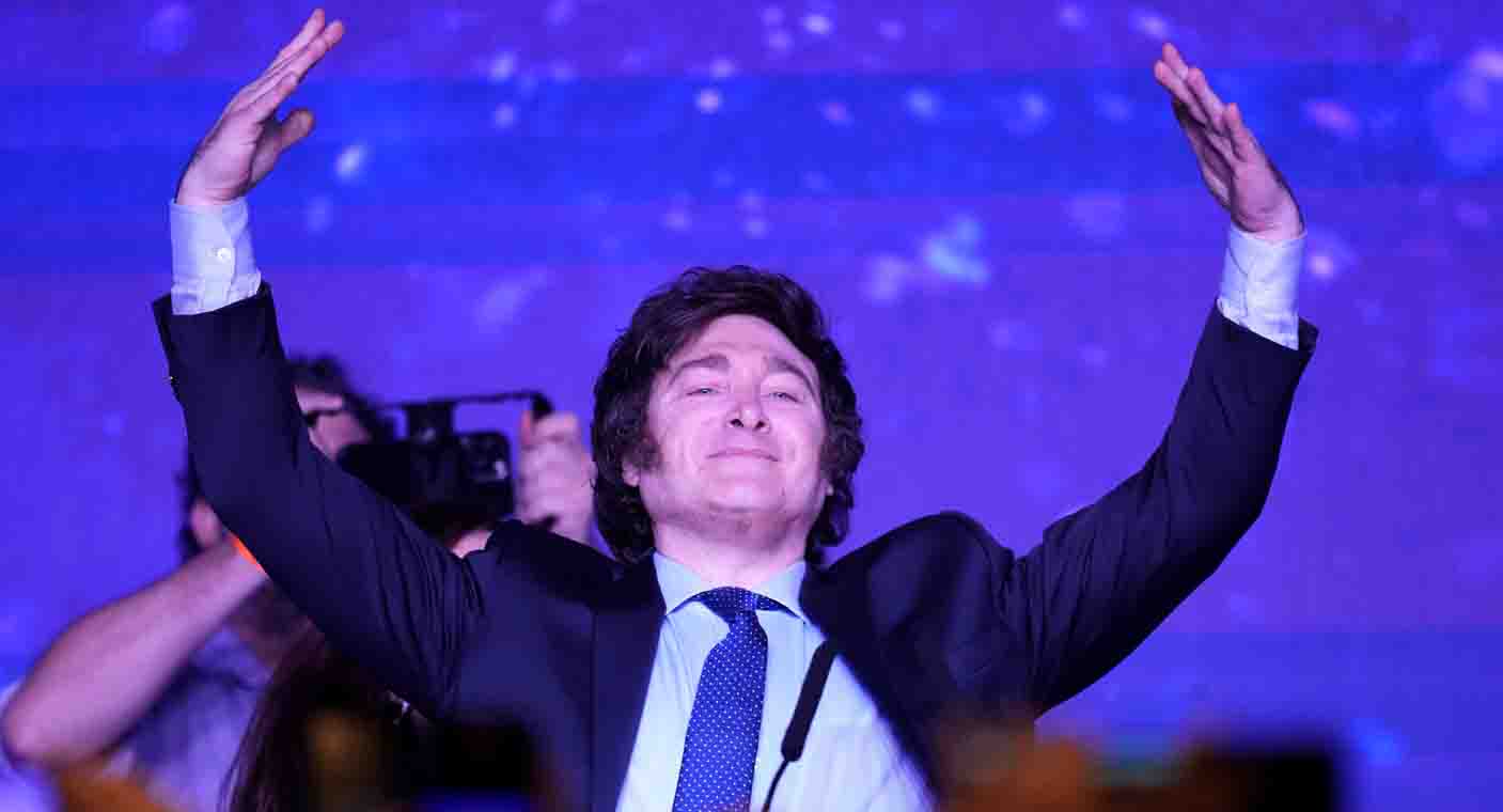 Javier Milei inicia su gobierno en Argentina con devaluación su moneda del 54%