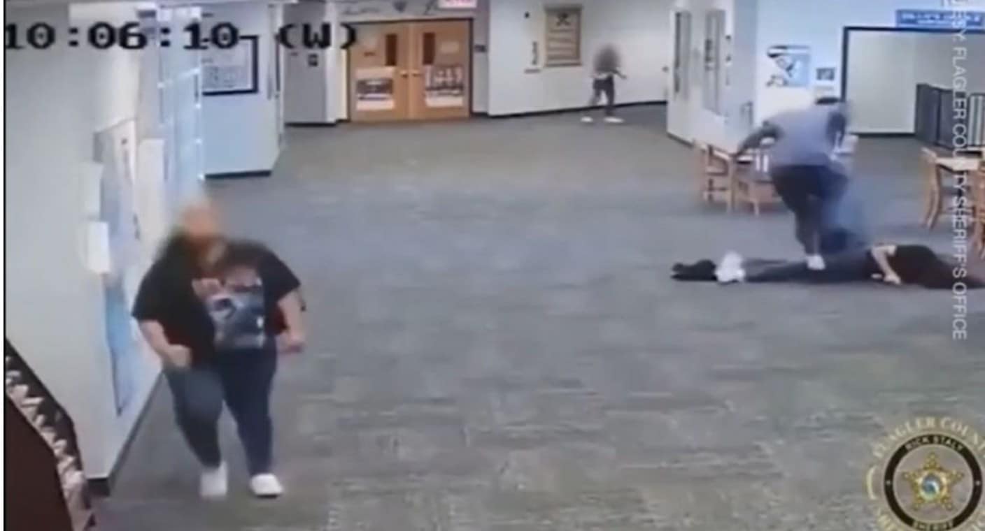 Estudiante podría enfrentar 30 años de prisión por golpear a su maestra tras quitarle su videojuego