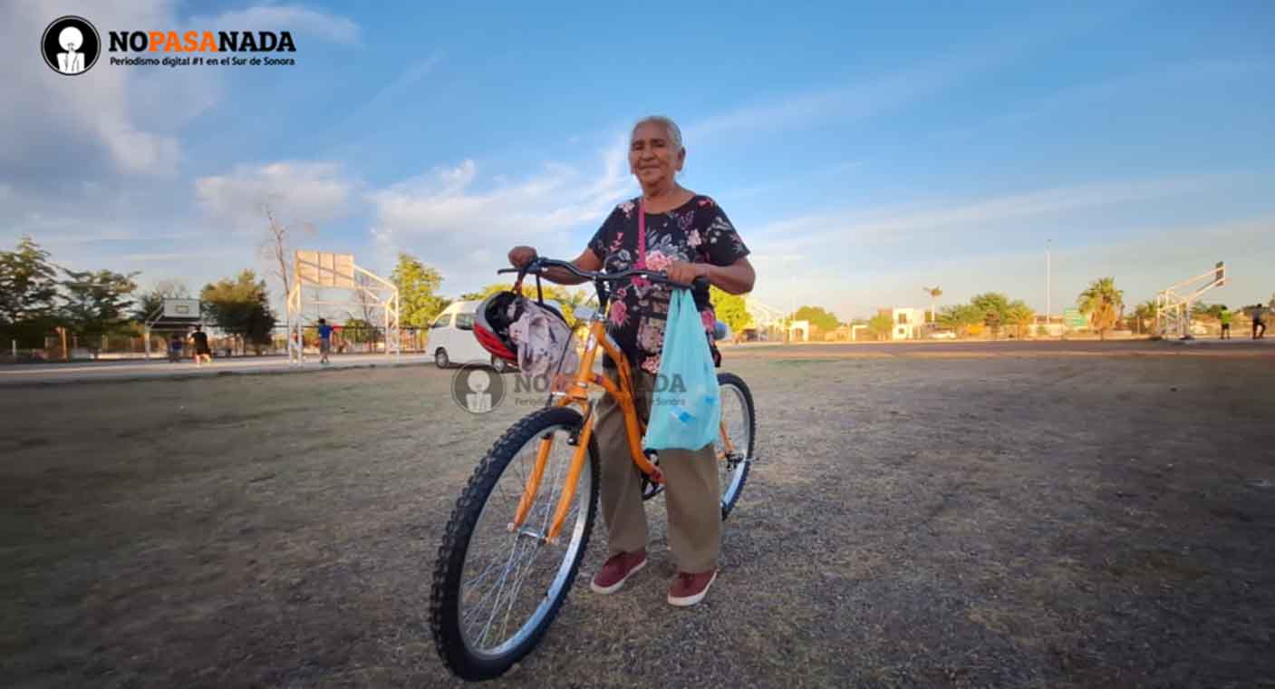 A sus 65 años, Rosa del Carmen, de El Recodo, en Navojoa, cumplió el sueño de tener su primera bicicleta; ‘la usaré para ir a trabajar’