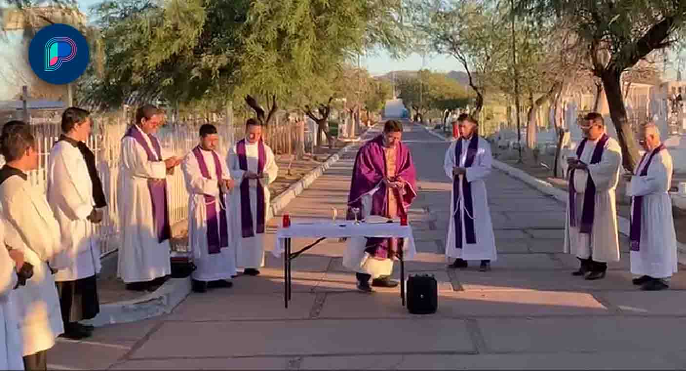 Sacerdotes del Seminario de Hermosillo celebran misa por Día de Muertos en Panteón Yáñez