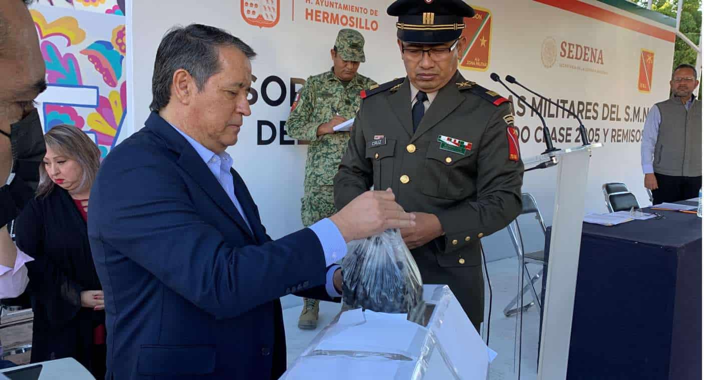 Sortean más mil cartillas militares de la Clase 2005 para liberar el SMN en Hermosillo