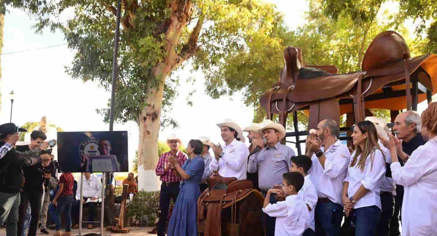 En Sonora hay otro Récord Guinness: Talabateros crean la “Silla de Montar Más Grande del Mundo” en Moctezuma
