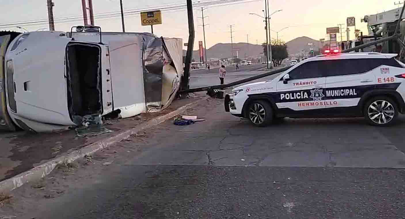 Vuelca tractocamión en bulevar al norte de Hermosillo; conductor manejaba en estado de ebriedad