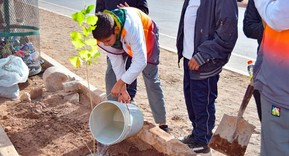 Alumnos de la secundaria Plutarco Elías Calles de Agua Prieta limpian y rehabilitan parque en el municipio