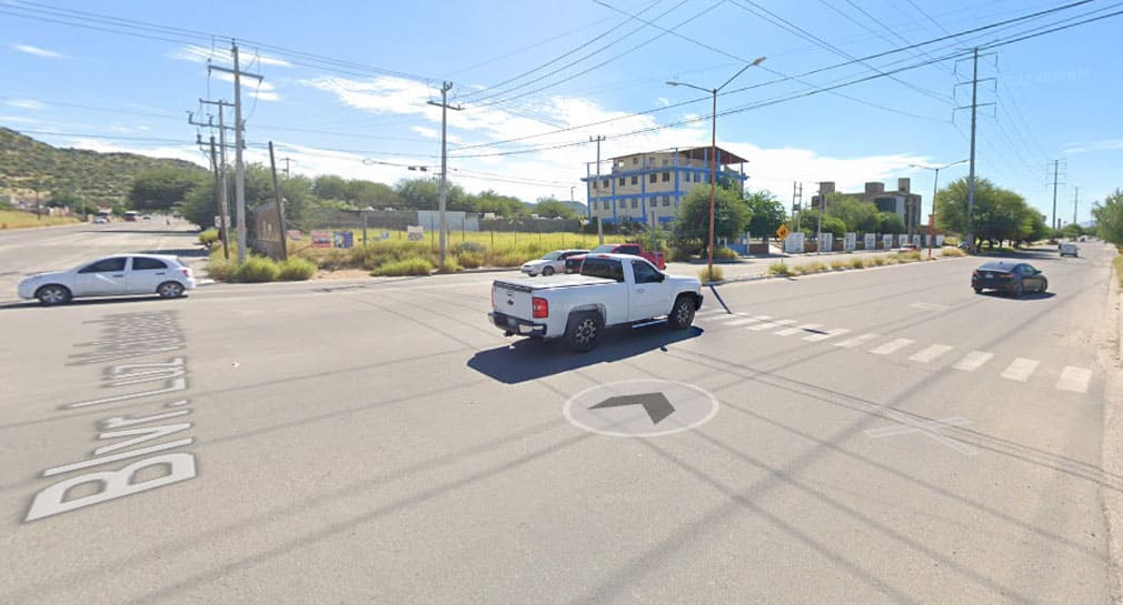 Colocan semáforo en cruce de Josemaría Escrivá y Luz Valencia, al norte de Hermosillo, para seguridad de automovilistas y peatones