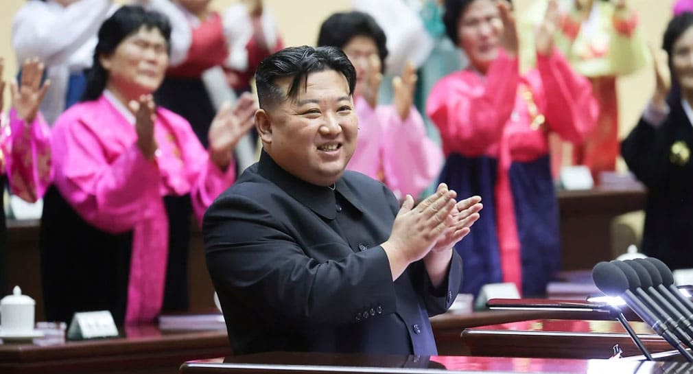 Líder norcoreano pide a mujeres tener más hijos para frenar caída de natalidad