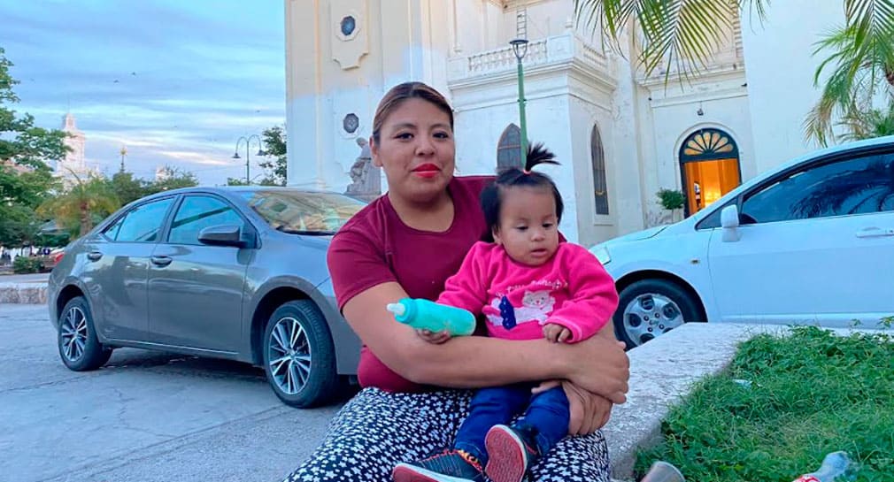 “Vamos a poder cenar hamburguesas”, dijo Jesús a su esposa con su niña en brazos, él trabaja como lavacarros en Catedral y guardia de seguridad en Hermosillo