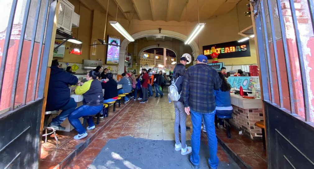Visitan hermosillenses el Mercado Municipal en el centro por última vez previo a su restauración