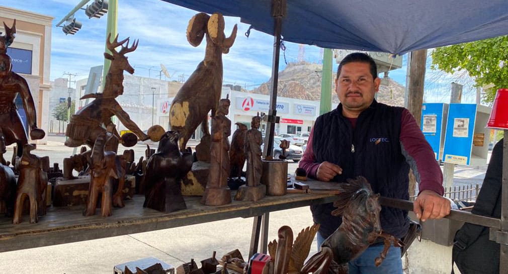 Alejandro Soto vende figuras de palo fierro desde hace 25 años en Hermosillo