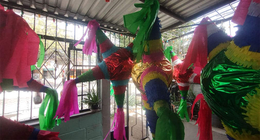 Luz Marina y su hijo venden piñatas durante diciembre en la colonia Nuevo Hermosillo, para ayudar a su economía