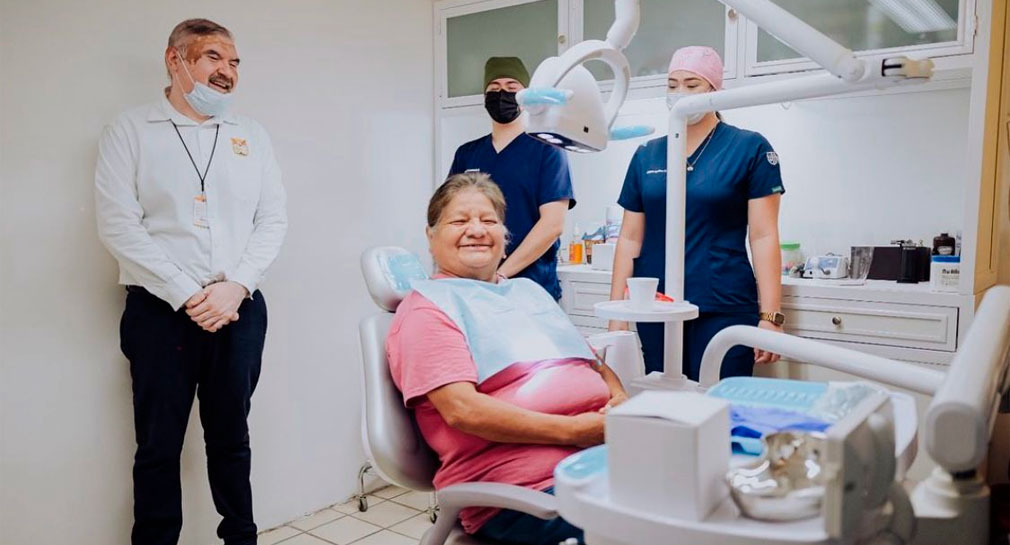 Colocan prótesis dental a 76 adultos mayores de Hermosillo con programa Construyendo Sonrisas del DIF