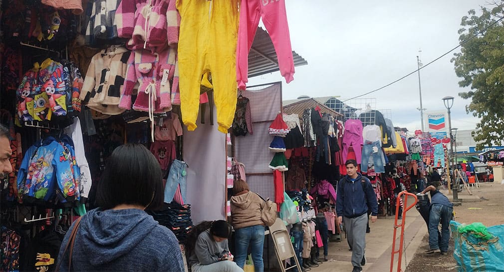 Reportan comerciantes ventas bajas en el Tianguis Navideño del Jardín Juárez de Hermosillo; juguetes, lo que más buscan clientes