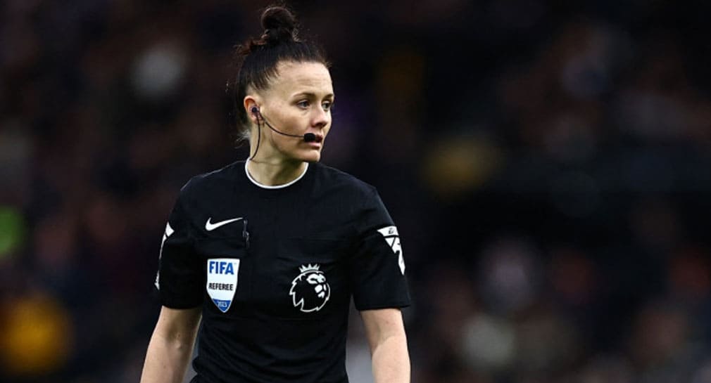 Rebecca Welch hace historia al ser la primera mujer en ser árbitra en Premier League inglesa