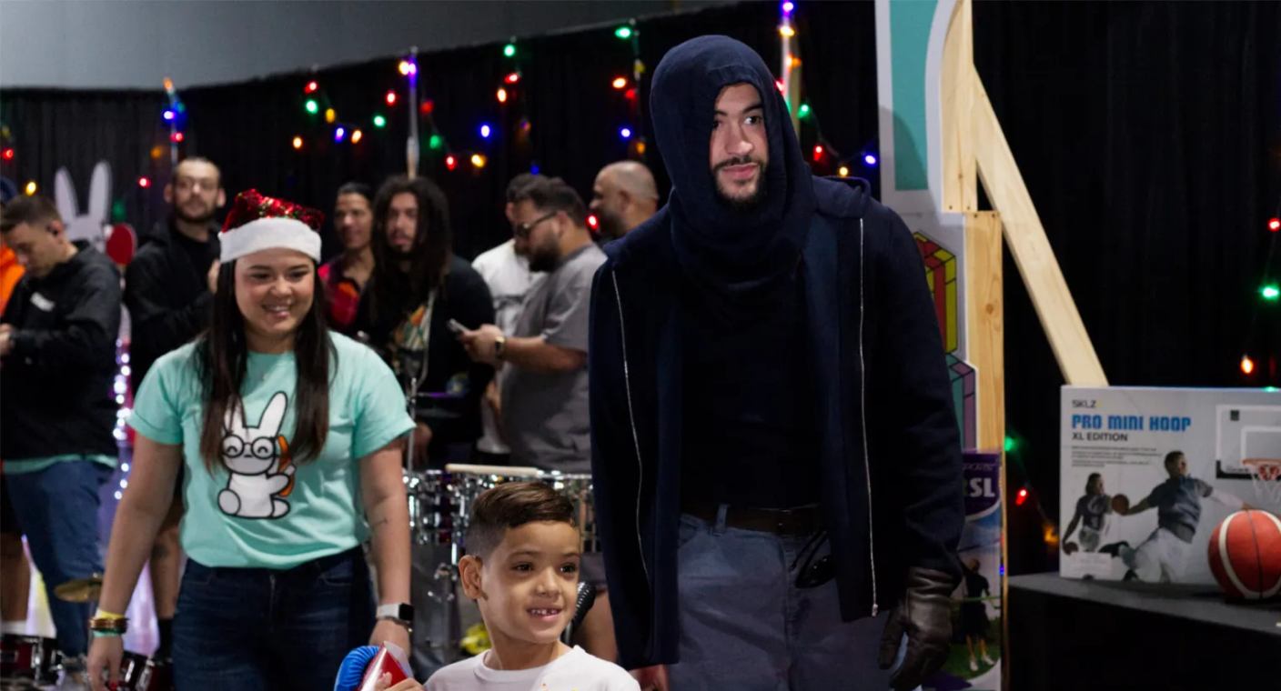 Bad Bunny entrega por cuarta vez en Puerto Rico obsequios navideños a niñas, niños y jóvenes