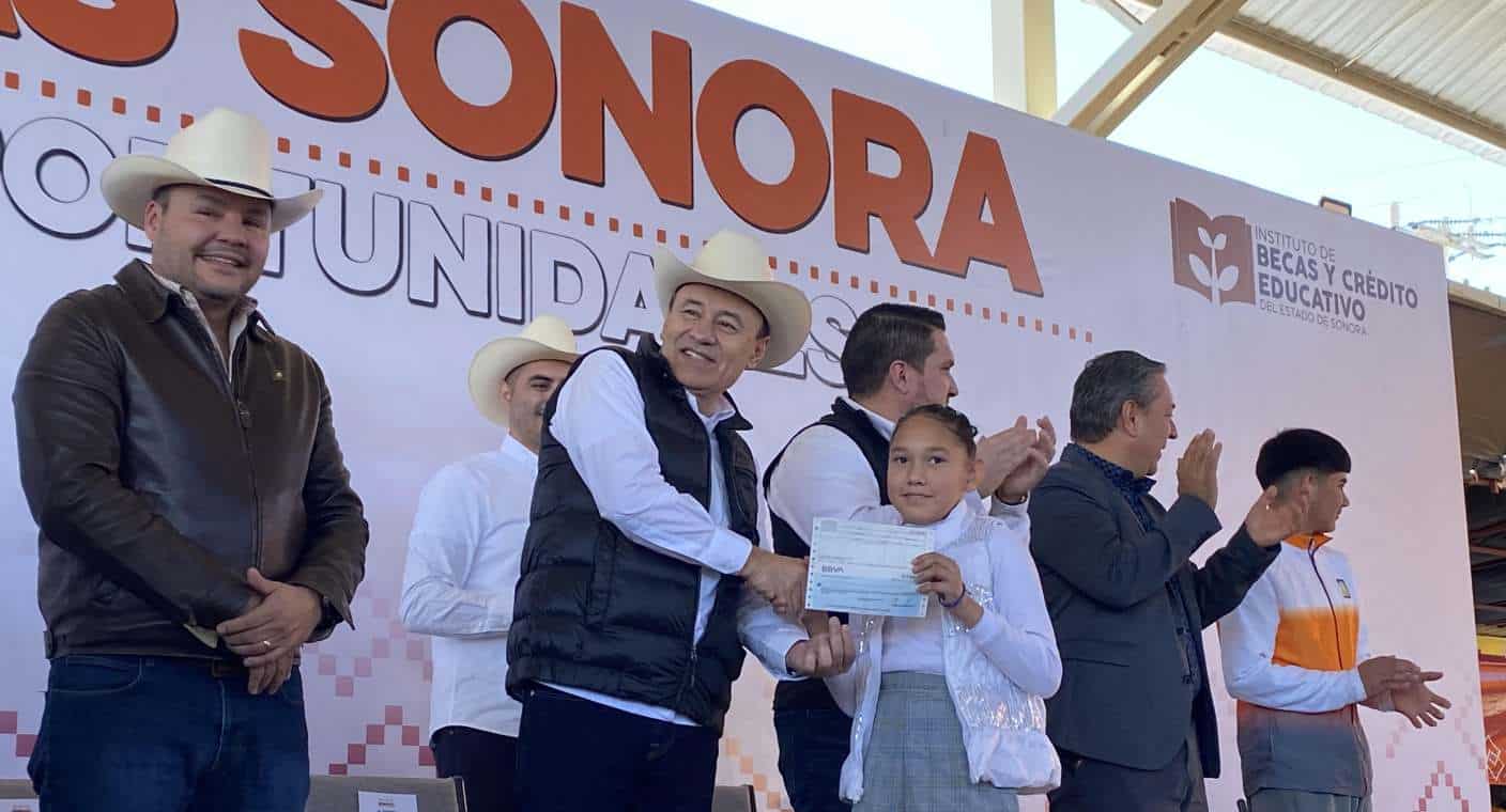 Entrega Alfonso Durazo becas de 2 mil pesos a estudiantes de educación básica en Bacanora, Arivechi y Sahuaripa