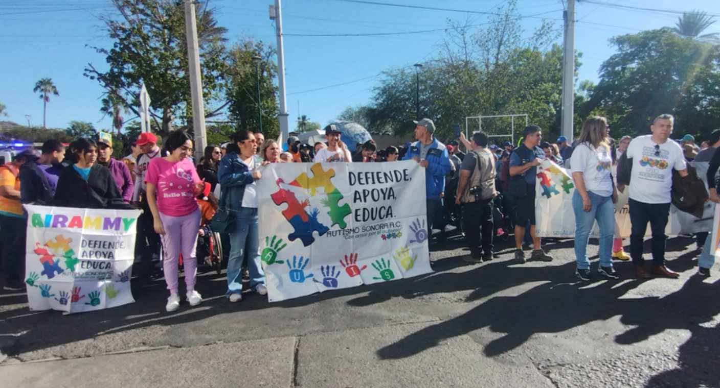 Por un protocolo de atención al autismo, más intérpretes de lengua de señas y becas para terapias, marcharon en Hermosillo por el Día de las Personas con Discapacidad