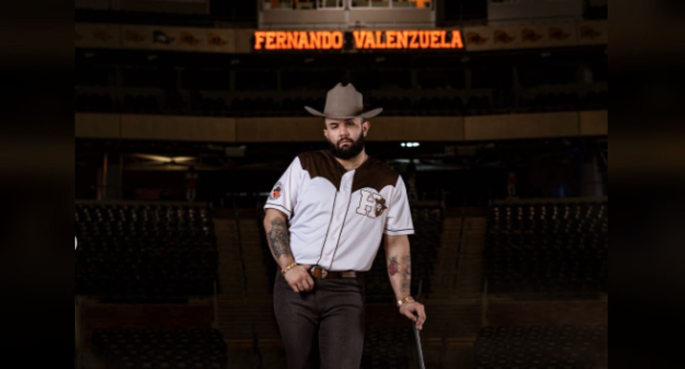 “Qué chin*** ser de Hermosillo”: Carin León lanza la bola en juego de Naranjeros y anuncia concierto en el Estadio Fernando Valenzuela