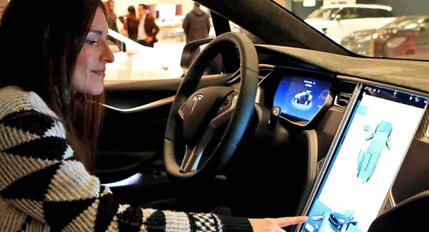Tesla retira dos millones de coches en EEUU por defecto en el piloto automático