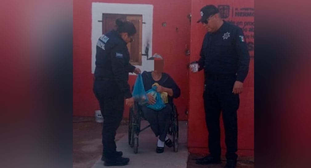 Ayudan policías con despensa a mujer de la tercera edad en colonia Los Arroyos de Hermosillo