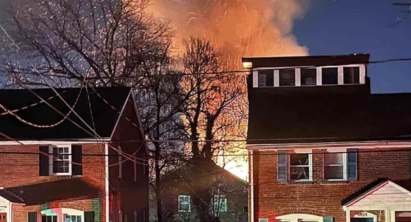 Explota casa mientras policías realizaban cateo, en Virginia (VIDEO)
