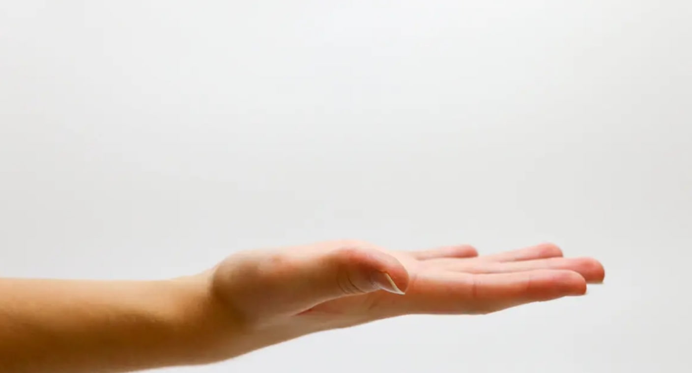 Hombre recupera movilidad de una mano gracias a trasplante de los nervios de un pie