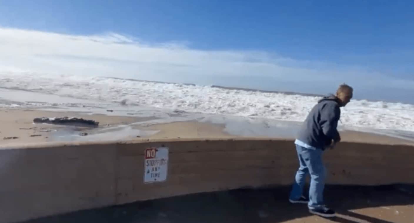 Ola gigante golpea playa en California y 8 personas resultan heridas (VIDEO)
